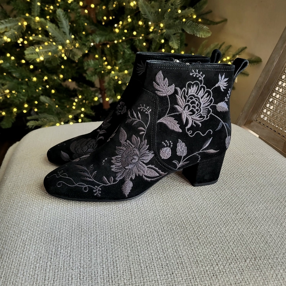 JOHNNY WAS Black Embroidered Boots Booties Suede Block Heel Floral Womens 9